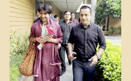 मोटिवेशनल स्पीकर डॉ विवेक बिंद्रा के ऑफिस आकर बाबा बागेश्वर धाम ने लोगों को किया संबोधित