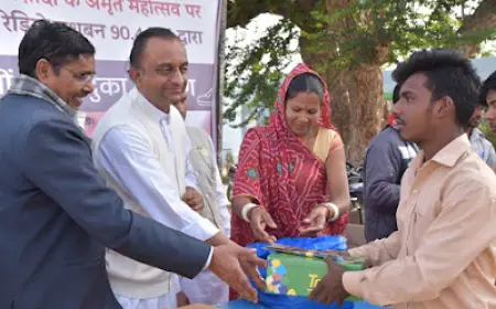 रेडियो मधुबन ने आदिवासी विद्यार्थियों को बांटे ठंड से सुरक्षा के लिए जूते-मोज़े
